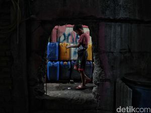 Melihat Kehidupan Warga di Gang Sempit Kampung Marlina