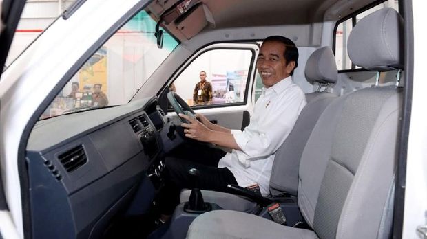 Jokowi di dalam mobil Esemka