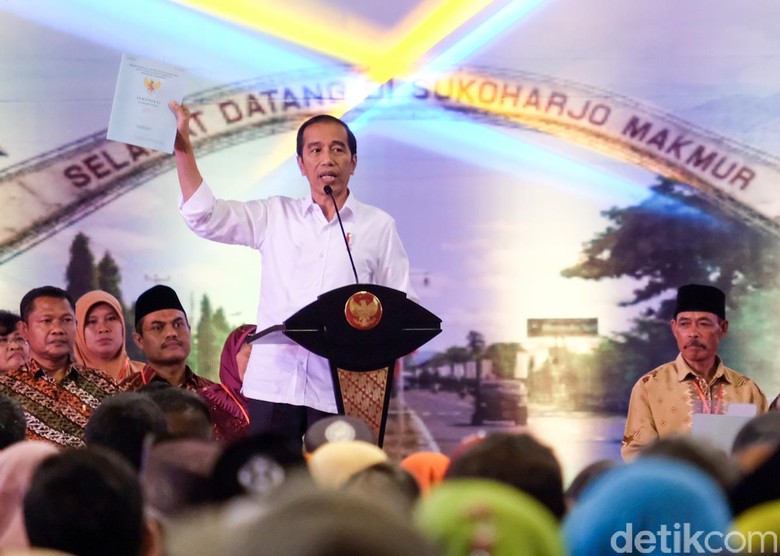 Dipakai Tinjau Karhutla, Ini Sepatu Kotor Jokowi yang Dinyinyirin Netizen