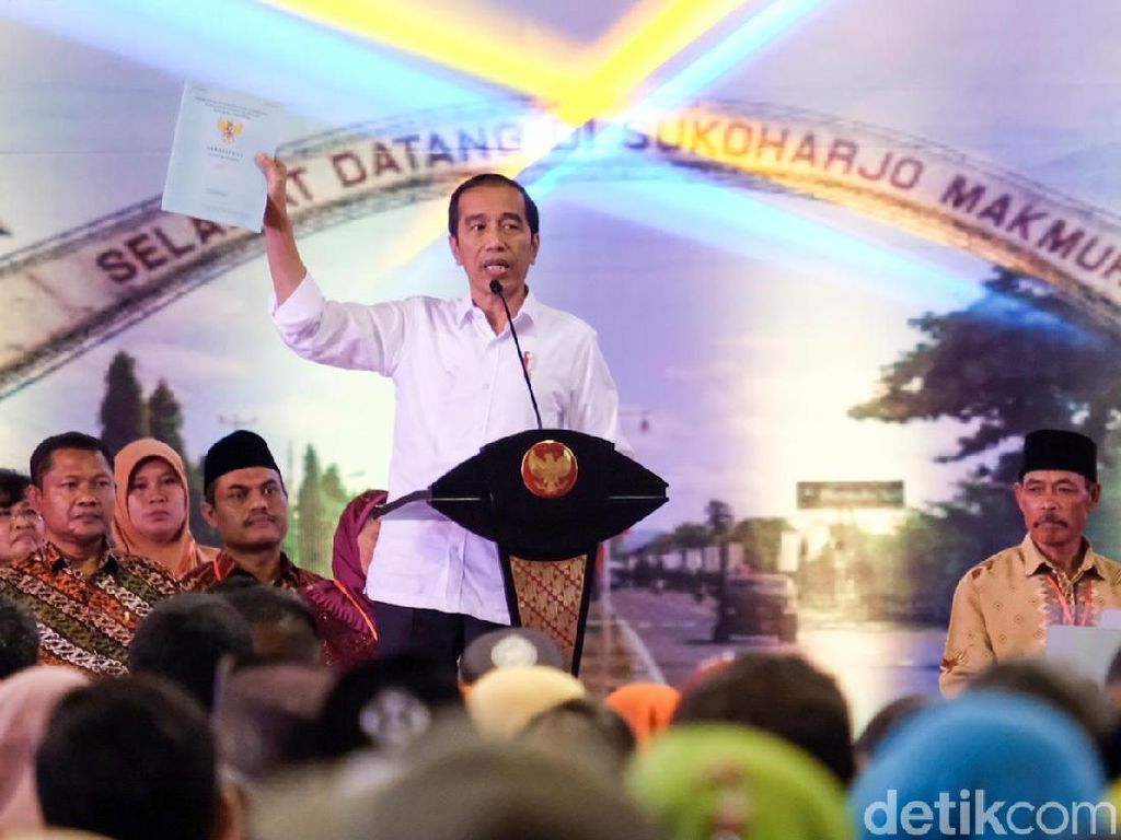 Serahkan Sertifikat Tanah di Sukoharjo, Jokowi Kaget Muji Tak Hafal Pancasila Serahkan Sertifikat Tanah di Sukoharjo, Jokowi Kaget Muji Tak Hafal Pancasila