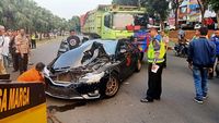 Foto: Ringsek 4 Mobil Diseruduk Dump Truck di Bintaro