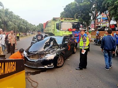 Foto: Ringsek 4 Mobil Diseruduk Dump Truck di Bintaro
