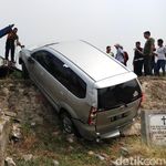 Mobil yang Terguling Timpa Makam TPU Tanah Kusir Dievakuasi