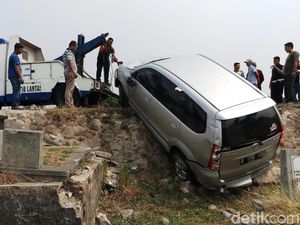Mobil yang Terguling Timpa Makam TPU Tanah Kusir Dievakuasi