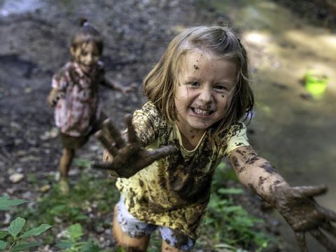 Latih Imajinasi Si Kecil dengan Menyanyi Lagu Anak 'Paman Datang'