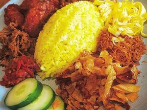 Sarapan Enak 5 Nasi Kuning Paling Populer di Indonesia Sarapan Enak 5 Nasi Kuning Paling Populer di Indonesia