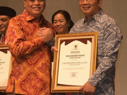 Gencarkan Literasi, Ridwan Kamil Dapat Penghargaan Perpusnas RI