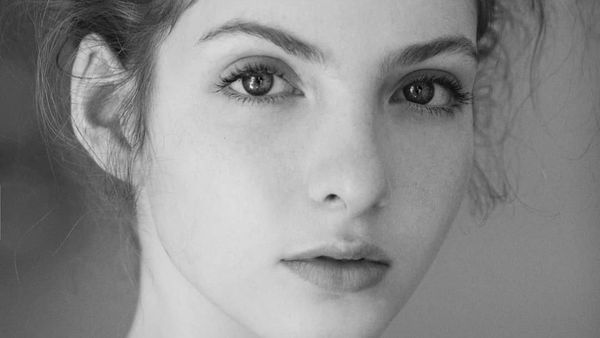 Wanita Cantik Ungkap Sisi Gelap Dunia Fashion yang Bikin Model Kelaparan