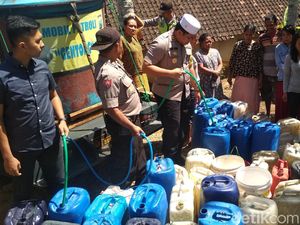 Polisi Trenggalek Ubah Mobil Patroli Jadi Tangki Distribusi Air