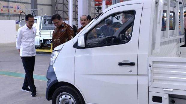 Presiden Joko Widodo meresmikan pabrik mobil Esemka yang dikelola PT Solo Manufaktur Kreasi (SMK), di Desa Demangan, Kosambi, Kabupaten Boyolali, Jawa Tengah, Jumat (6/9). Jokowi juga sempat menjajal pikap Esemka, Bima bersama Menteri Perindustrian Airlangga Hartarto.