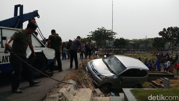 Penampakan Mobil Timpa Kuburan di TPU Tanah Kusir