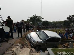 Terguling, Mobil Timpa Makam di TPU Tanah Kusir