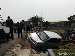 Terguling, Mobil Timpa Makam di TPU Tanah Kusir