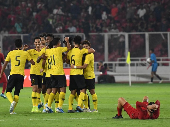 Pesepak bola timnas Malaysia Mohamadou Sumareh (ketiga kiri) melakukan selebrasi usai mencetak gol ke gawang timnas Indonesia saat pertandingan Kualifikasi Piala Dunia 2022 Grup G Zona Asia di Stadion Gelora Bung Karno (GBK), Senayan, Jakarta, Kamis (5/9/2019). Timnas Indonesia dikalahkan timnas Malaysia dengan skor 2-3. ANTARA FOTO/M Risyal Hidayat/pd.