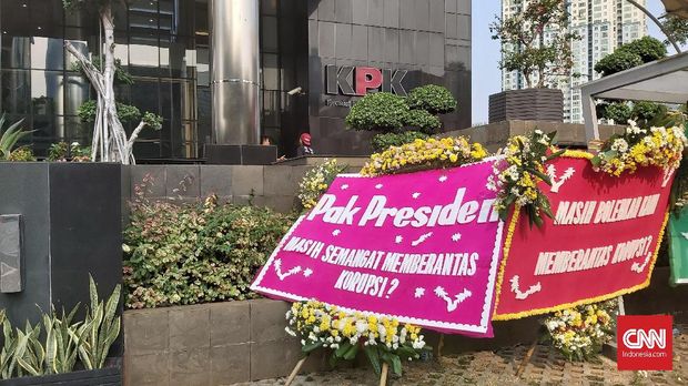 Karangan Bunga di depan gedung KPK yang menyindir Jokowi terkait revisi UU KPK.