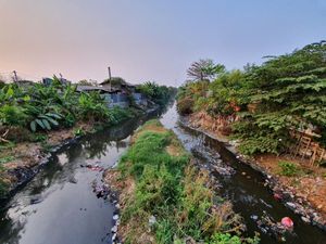 55 Ton Sampah Diangkut dari Kali Jambe Bekasi 55 Ton Sampah Diangkut dari Kali Jambe Bekasi