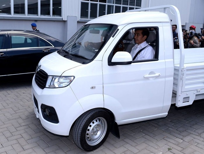 Presiden Joko Widodo (Jokowi) meninjau pabrik kendaraan beroda empat Esemka di Boyolali, Jawa Tengah. Bahkan Jokowi terlihat  semringah dikala menjajal pikap keluaran Esemka.