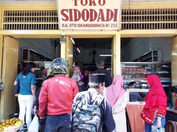 Toko Roti Legendaris di Bandung yang Bikin Pembelinya Rela Antre