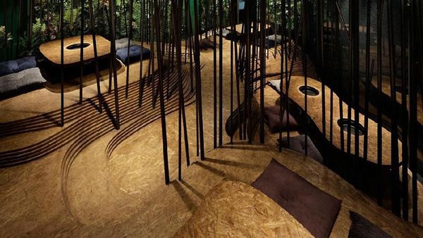 Pemandangan Keren di Restoran yang Memiliki Hutan dan Gua di Dalamnya