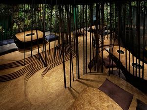 Pemandangan Keren di Restoran yang Memiliki Hutan dan Gua di Dalamnya