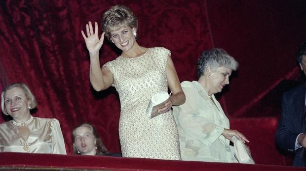 Britain's Princess Diana greets guests at the Bolshoi Theater in Moscow on June 15, 1995 before teh concert. 