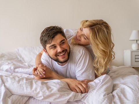 3 Posisi Bercinta Pengganti Gym yang Bantu Bakar Kalori
