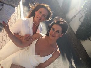 Penampilan Wanita Awet Muda yang Sering Dikira Kakak dari Putrinya