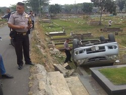 Manuver Terlalu Minggir, Mobil Timpa Makam Tanah Kusir