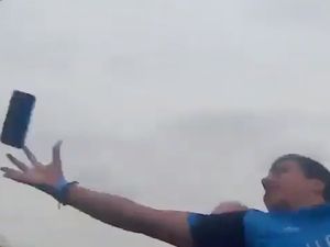 Lagi Naik Roller Coaster, Pria Ini Tangkap iPhone Terbang