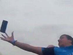 Lagi Naik Roller Coaster, Pria Ini Tangkap iPhone Terbang