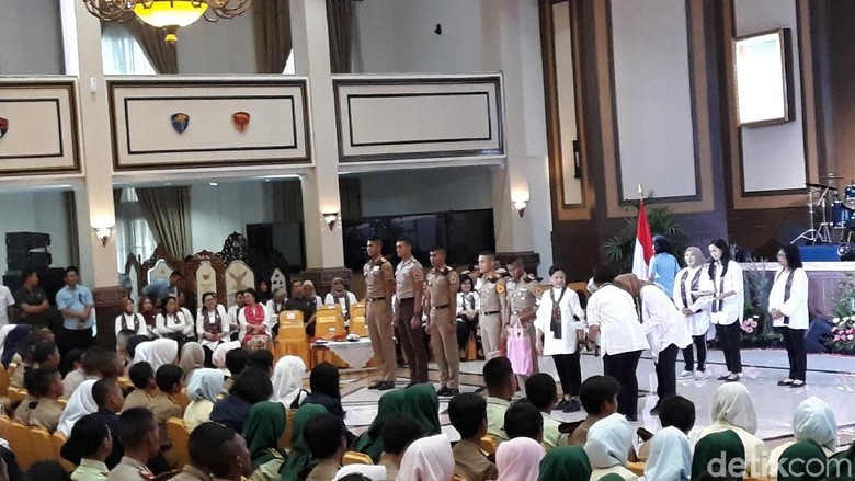 Lempar Pertanyaan Soal Narkoba, Iriana Bagi-bagi Laptop ke Taruna Lempar Pertanyaan Soal Narkoba, Iriana Bagi-bagi Laptop ke Taruna
