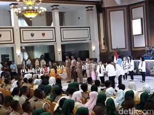 Lempar Pertanyaan Soal Narkoba, Iriana Bagi-bagi Laptop ke Taruna Lempar Pertanyaan Soal Narkoba, Iriana Bagi-bagi Laptop ke Taruna