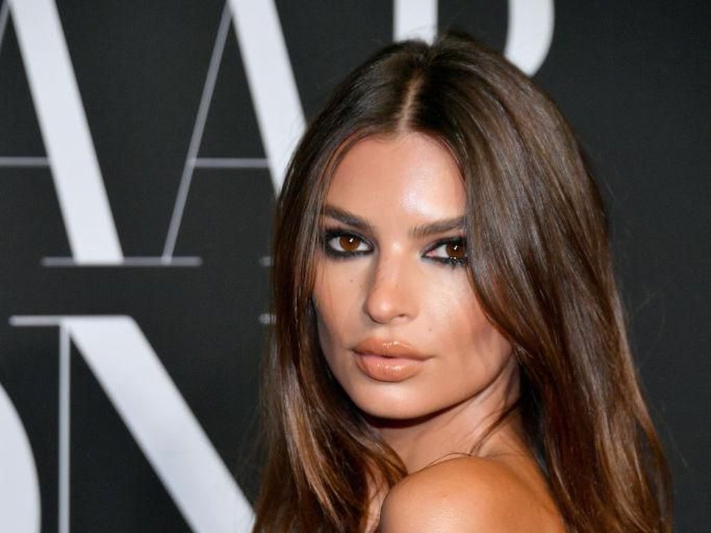 Kisah Cinta Emily Ratajkowski, Dilamar Pakai Cincin Murah Hingga Diselingkuhi Kisah Cinta Emily Ratajkowski, Dilamar Pakai Cincin Murah Hingga Diselingkuhi