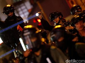 Cegah Massa Blokir Akses ke Bandara Hong Kong, Polisi Tembakkan Gas Air Mata
