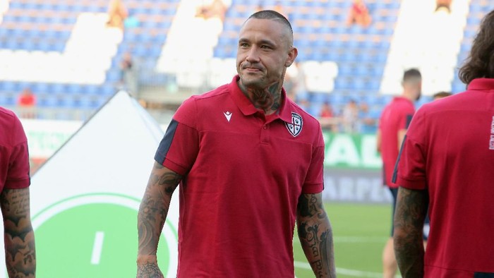 CAGLIARI, ITALY - AUGUST 25: Radja Nainggolan of Cagliari looks on  during the Serie A match between Cagliari Calcio and Brescia Calcio at Sardegna Arena on August 25, 2019 in Cagliari, Italy.  (Photo by Enrico Locci/Getty Images)