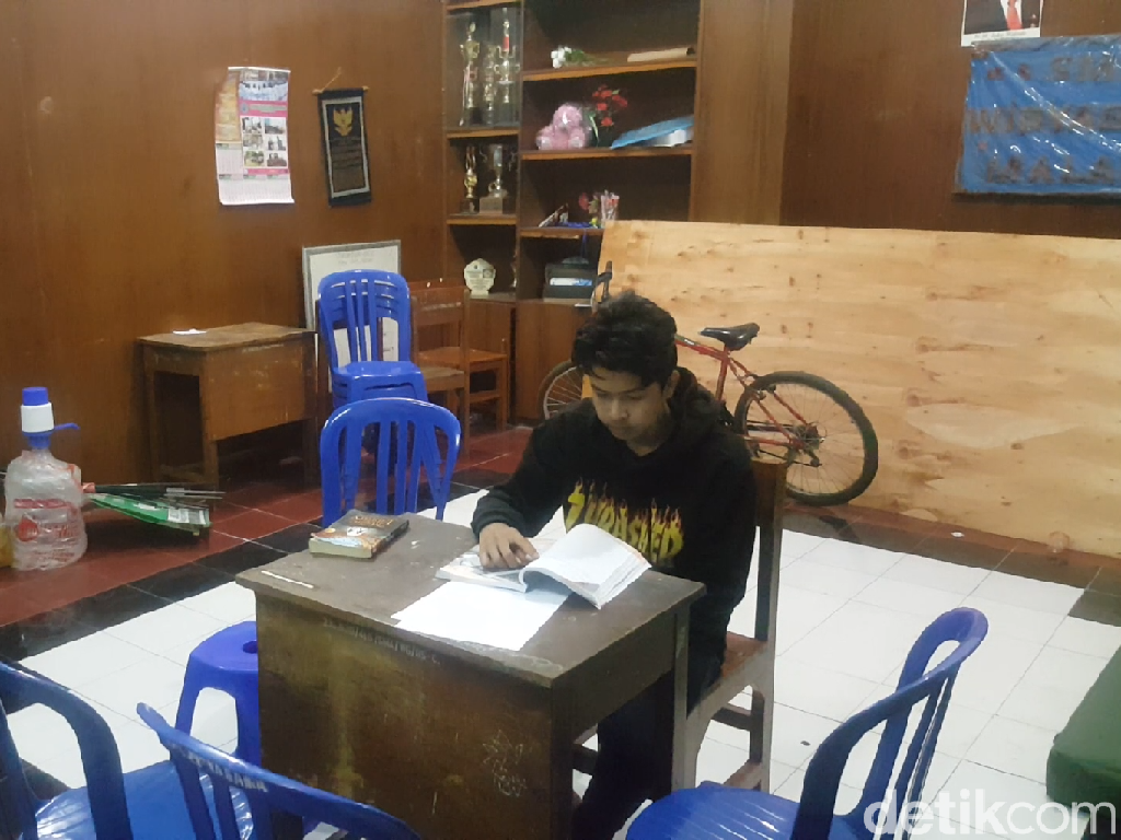 Menengok Ruangan Pelajar SMK yang Numpang Tinggal di Sekolah Menengok Ruangan Pelajar SMK yang Numpang Tinggal di Sekolah