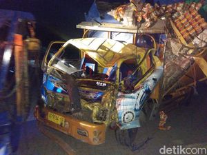 Truk Tabrak Bus di Sidoarjo, Satu Orang Tewas Truk Tabrak Bus di Sidoarjo, Satu Orang Tewas