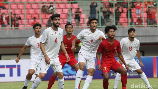 Timnas Indonesia U-19 dikalahkan Iran 1-4 karena kurang kompak. (Foto: Rifkianto Nugroho/detikcom) Timnas Indonesia U-19 dikalahkan Iran 1-4 karena kurang kompak. (Foto: Rifkianto Nugroho/detikcom)