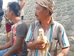 Cari Korban Tenggelam di Bendungan Wates, Warga Pakai Ayam Putih