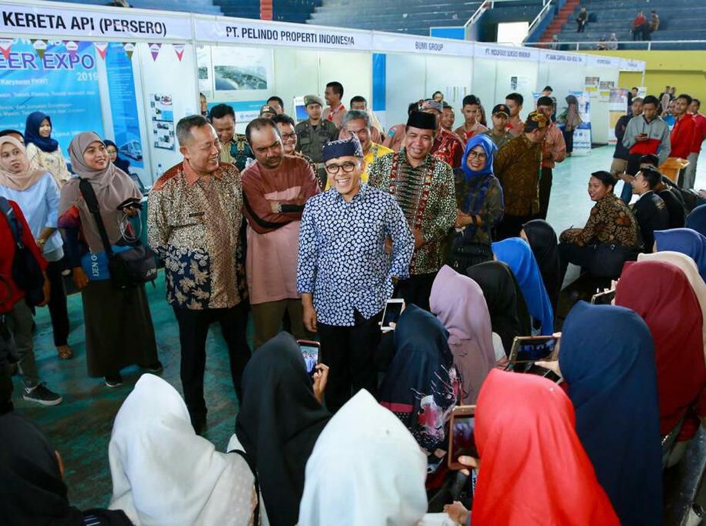 Bupati Anas Imbau Para Guru Kunjungi Career Expo untuk Pantau Minat Siswa Bupati Anas Imbau Para Guru Kunjungi Career Expo untuk Pantau Minat Siswa