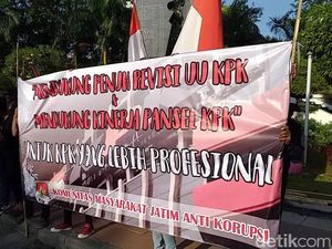 Anggap Bukan Malaikat, Massa di Surabaya Gelar Aksi Dukung Revisi UU KPK