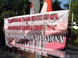 Anggap Bukan Malaikat, Massa di Surabaya Gelar Aksi Dukung Revisi UU KPK
