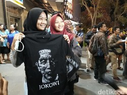 Senangnya Pengunjung Mal Solo Paragon Dapat Kaus dari Jokowi