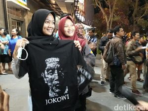 Senangnya Pengunjung Mal Solo Paragon Dapat Kaus dari Jokowi Senangnya Pengunjung Mal Solo Paragon Dapat Kaus dari Jokowi