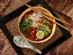 Sebelum Lockdown, Nenek Ini Mukbang 10 Mangkuk Mie Kari di Restoran