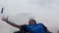 Detik-detik Pria Tangkap iPhone Terbang di Roller Coaster