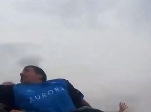 Detik-detik Pria Tangkap iPhone Terbang di Roller Coaster