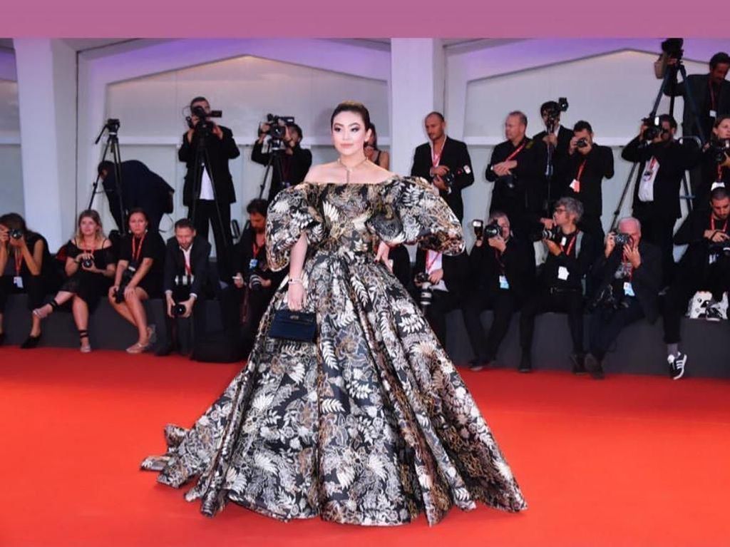 Gaun Ivan Gunawan Eksis di Venice Film Festival, Dipakai Sosialita Indonesia Gaun Ivan Gunawan Eksis di Venice Film Festival, Dipakai Sosialita Indonesia