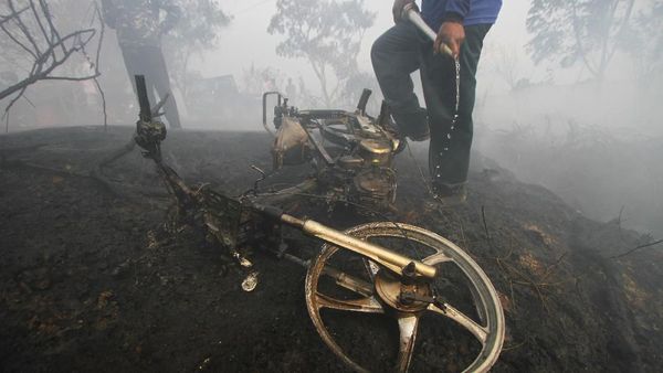 Kebakaran Lahan Gambut, Motor Petugas Pemadam Ikut Terbakar