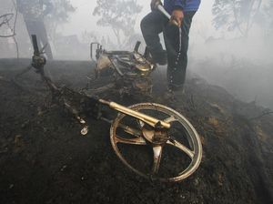 Kebakaran Lahan Gambut, Motor Petugas Pemadam Ikut Terbakar Kebakaran Lahan Gambut, Motor Petugas Pemadam Ikut Terbakar